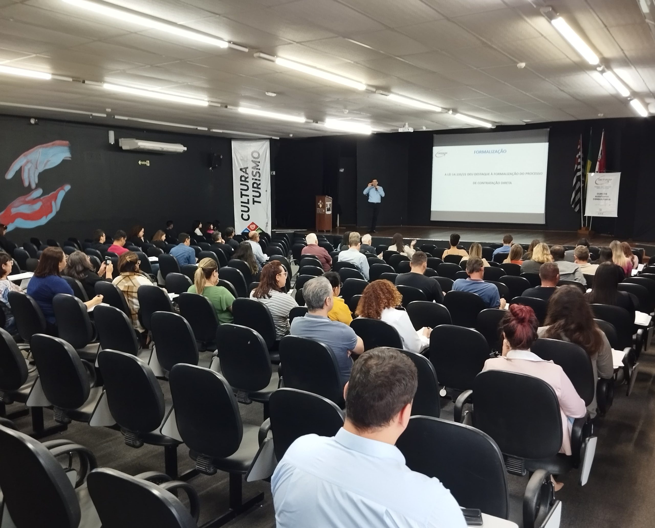 Servidores municipais participam de capacitação sobre contratações diretas