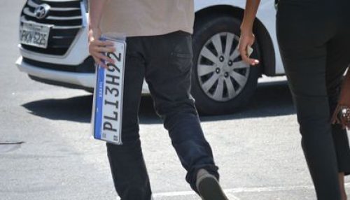 Projeto de lei prevê que placas de veículos voltem a modelo antigo que informa cidade e estado