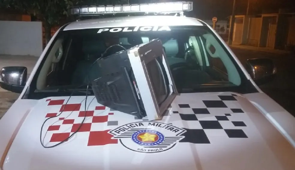 Marido arremessa televisão na esposa e acaba preso por violência doméstica em Osvaldo Cruz