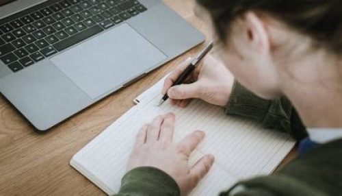 Enem 2023: curso online e gratuito ensina redação ‘do zero’ e interpretação de texto