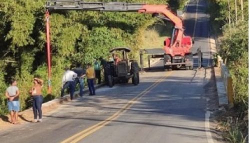 Caminhão é retirado do Rio do Peixe após acidente em que o motorista morreu