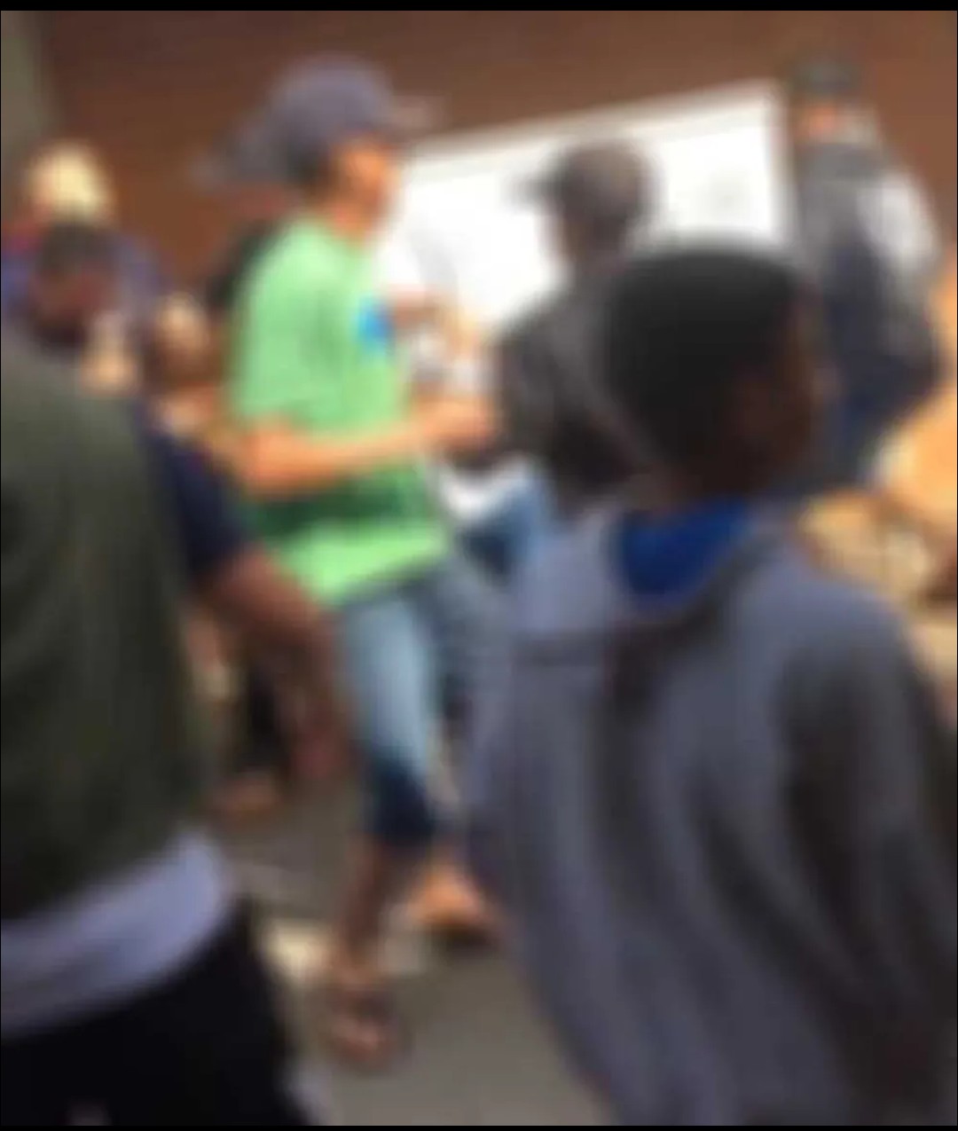 Vídeo flagra briga com pancadaria entre alunos dentro de escola estadual