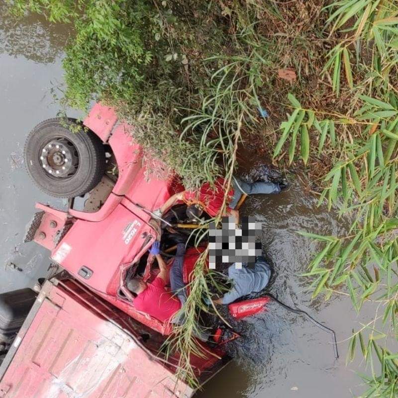 Motorista com caminhão placas de Panorama morre após perder controle e cair no Rio do Peixe