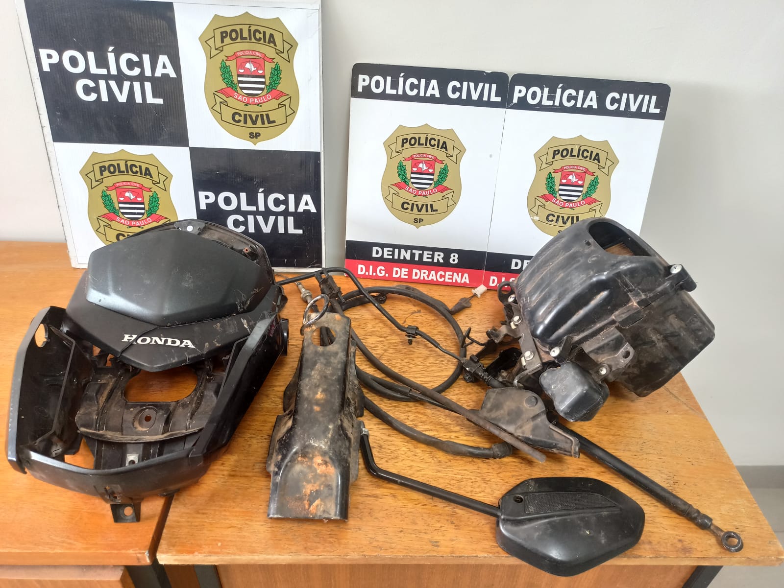 Polícia Civil localiza peças de motocicleta furtada escondidas em imóveis residenciais de Junqueirópolis