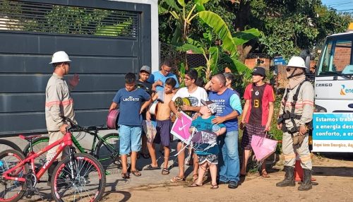 Durante serviços nas ruas de Venceslau, eletricistas orientam a criançada sobre riscos de soltar pipa perto da rede elétrica
