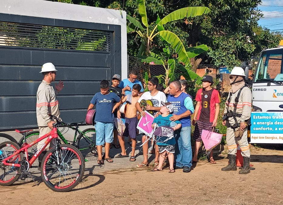 Durante serviços nas ruas de Venceslau, eletricistas orientam a criançada sobre riscos de soltar pipa perto da rede elétrica