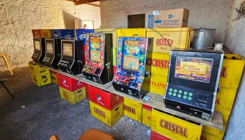 Polícia Civil apreende seis máquinas caça-níqueis em bar