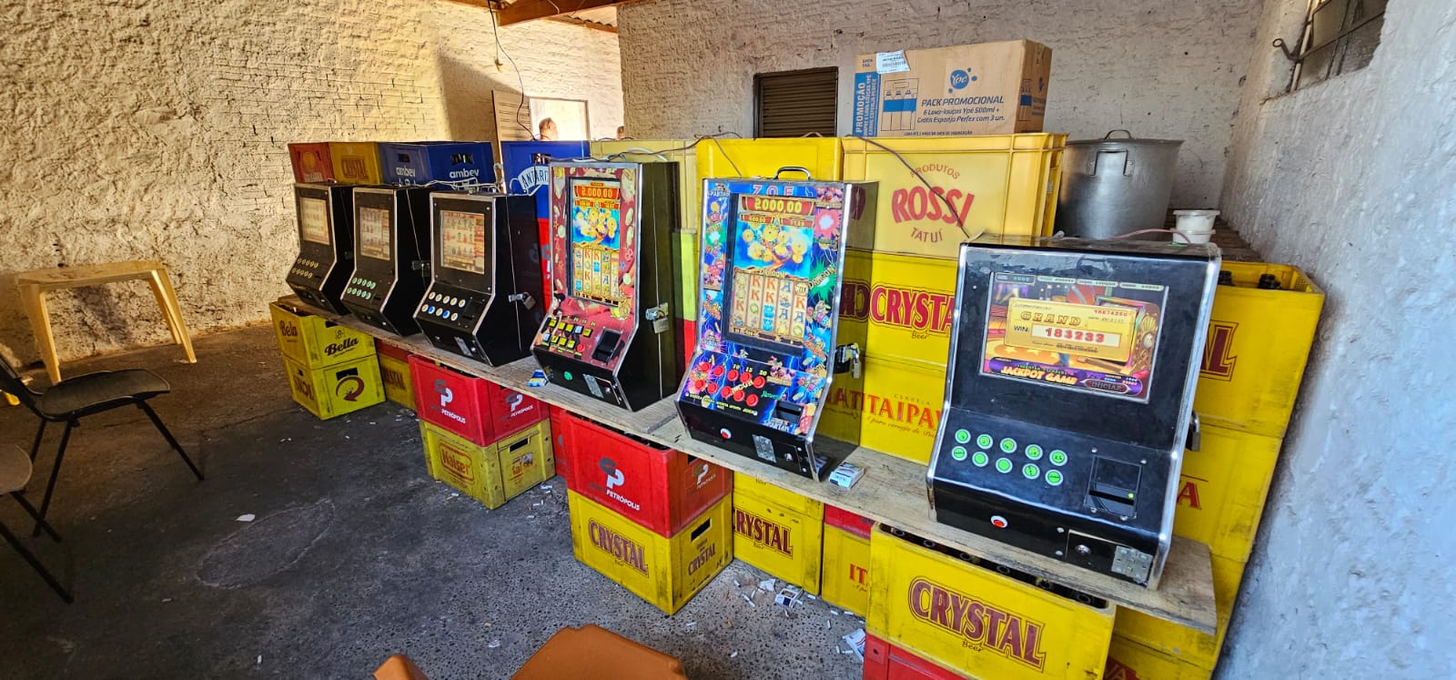 Polícia Civil apreende seis máquinas caça-níqueis em bar