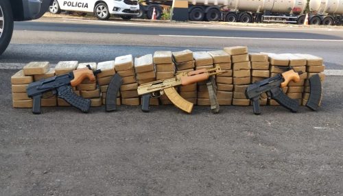 Operação policial apreende fuzis e carga de cocaína transportados em caminhão