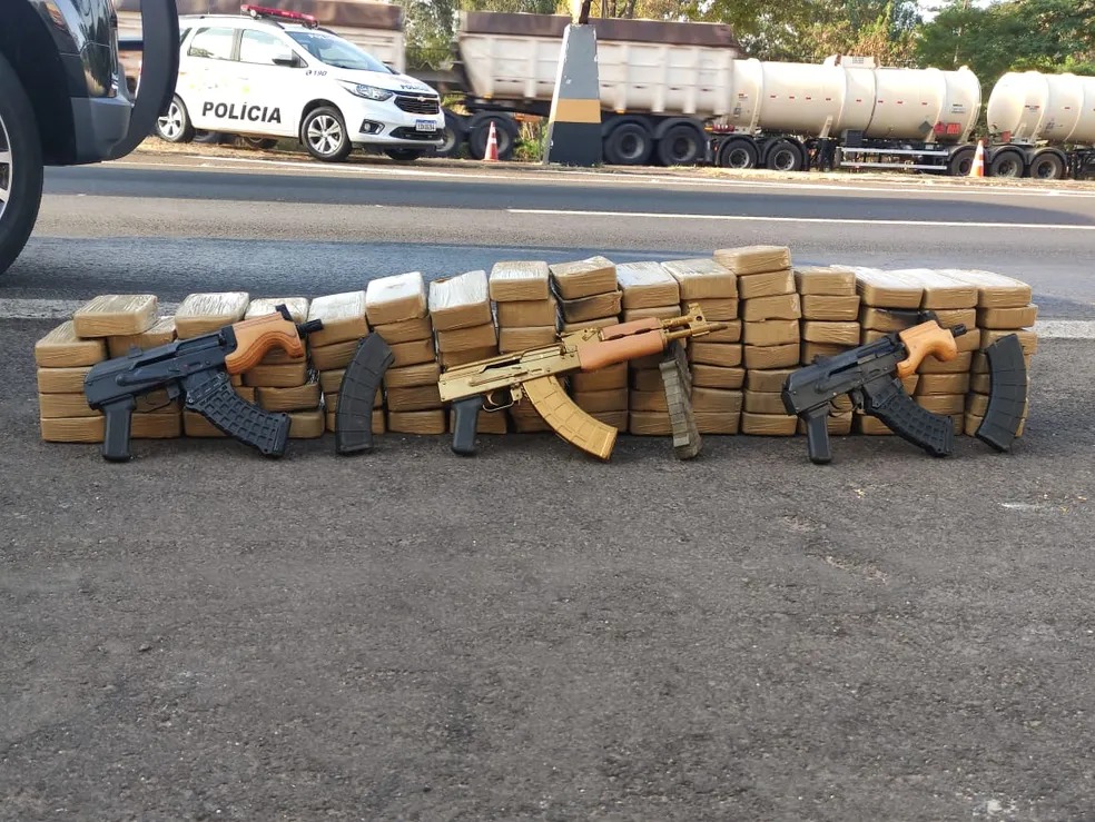 Operação policial apreende fuzis e carga de cocaína transportados em caminhão