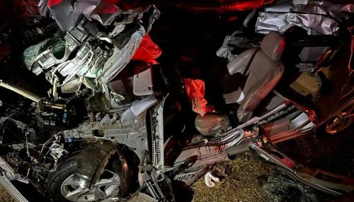 Motorista fica gravemente ferido após colidir carro na traseira de caminhão