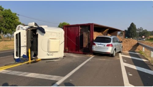 Caminhão tomba na SP294, em Adamantina; automóvel atinge carga que caiu na pista