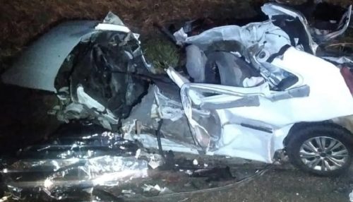 Idoso morre após bater carro contra dois caminhões na Rodovia da Integração