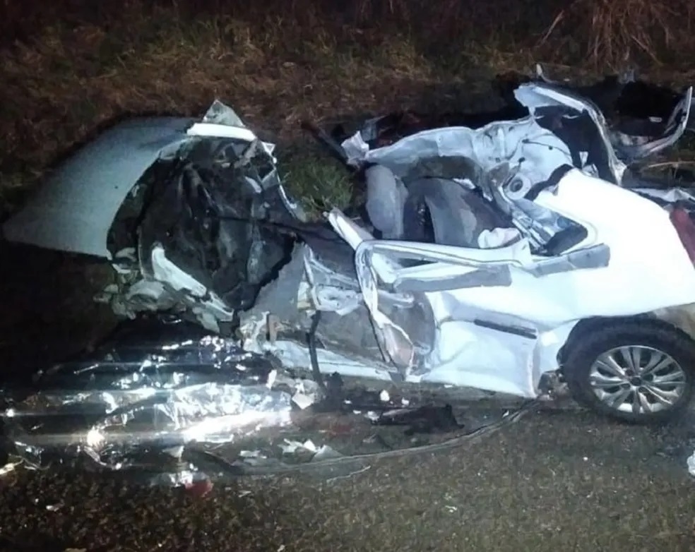 Idoso morre após bater carro contra dois caminhões na Rodovia da Integração