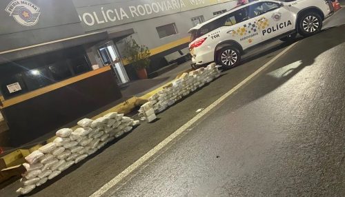 Fiscalização apreende mais de 100 kg de skank e cocaína em fundo falso de caminhão