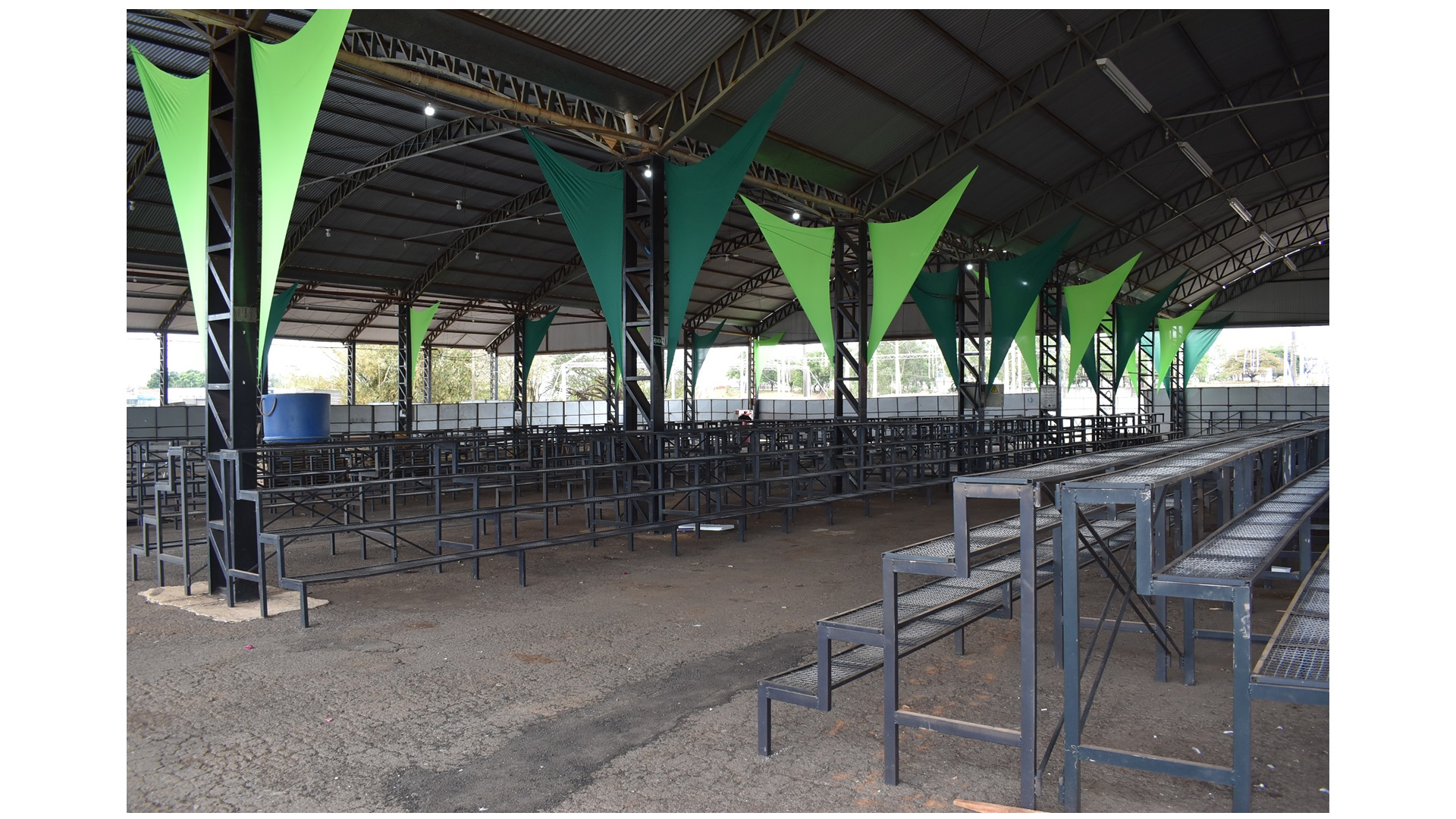 Estruturas começam a ser montadas no recinto poliesportivo de Adamantina