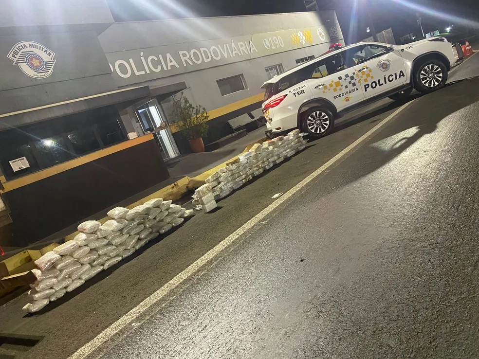 Fiscalização apreende mais de 100 kg de skank e cocaína em fundo falso de caminhão