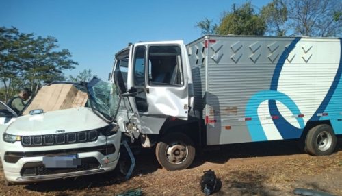 Mulher morre após colisão entre carro que dirigia e veículo de transporte de presos em Monte Castelo