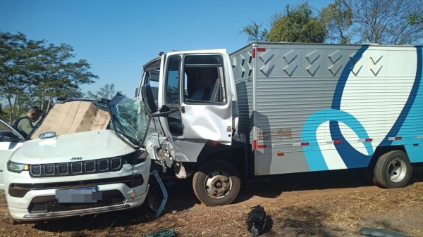 Mulher morre após colisão entre carro que dirigia e veículo de transporte de presos em Monte Castelo