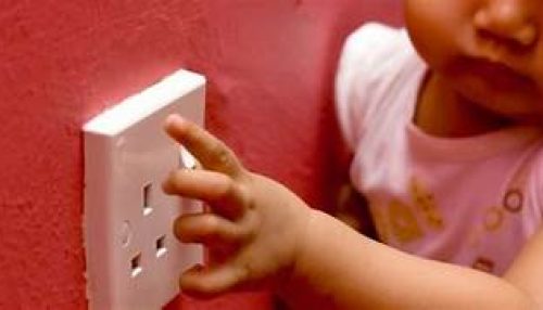 Criança de 1 ano e 11 meses recebe descarga elétrica enquanto brincava no Jardim da Unidade Básica de Saúde de Sagres