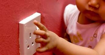 Criança de 1 ano e 11 meses recebe descarga elétrica enquanto brincava no Jardim da Unidade Básica de Saúde de Sagres