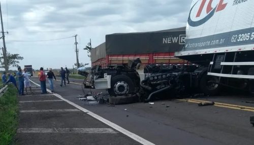 Acidente entre caminhões mata duas pessoas e interdita por três horas trânsito na ponte sobre o Rio Paraná na divisa entre SP e MS