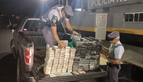 Quatro bolivianos são presos com cocaína escondida em fundo falso de duas caminhonetes