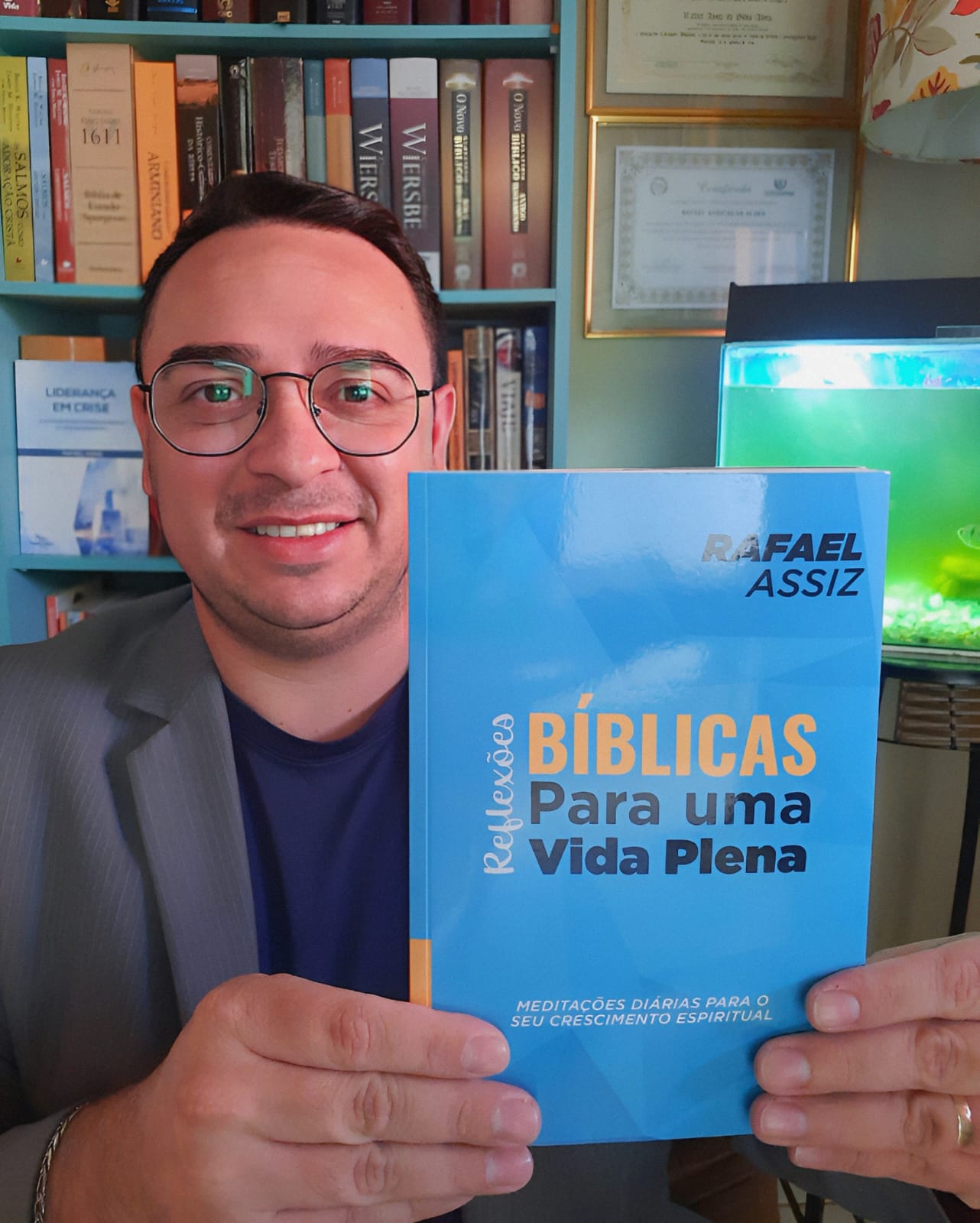 Escritor adamantinense publica Livro de Reflexões Bíblicas...