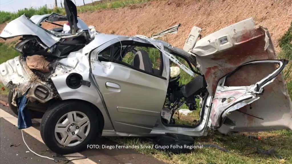 Acidente com carro, caminhão e bitrem deixa um morto e um ferido