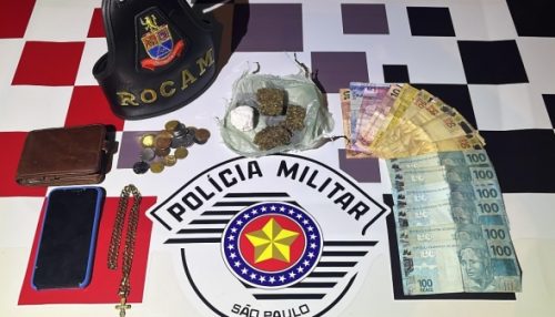 Após fazer manobras perigosas com carro, condutor acaba preso pela PM por tráfico de drogas