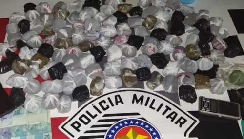 Adolescente é flagrado tentando vender maconha e acaba apreendido
