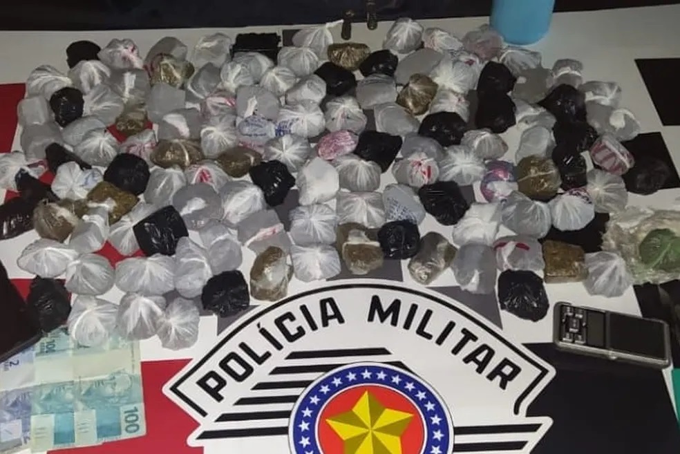 Adolescente é flagrado tentando vender maconha e acaba apreendido