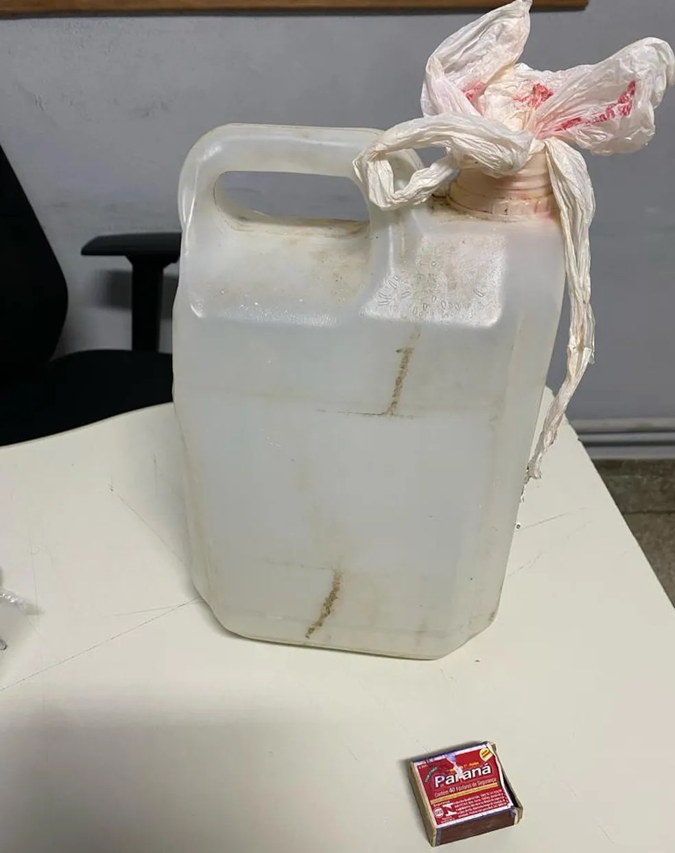 Homem não aceita término e tenta atear fogo na casa da ex-namorada com os filhos dentro