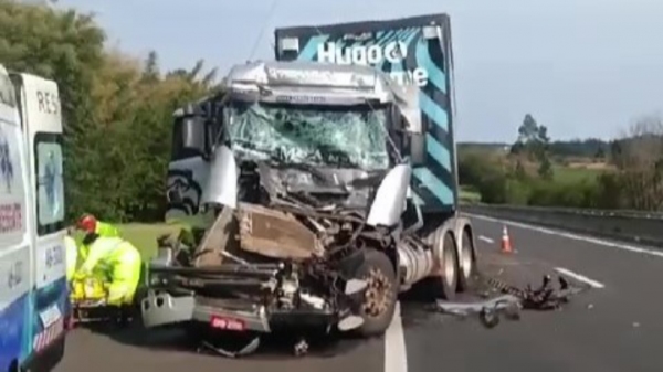 Após show em Adamantina carreta com equipamentos de Hugo & Guilherme se envolve em acidente em Garça