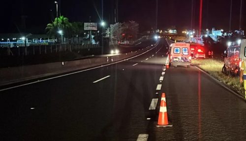 Pedestre de 22 anos morre após ser atingida pelo retrovisor do caminhão