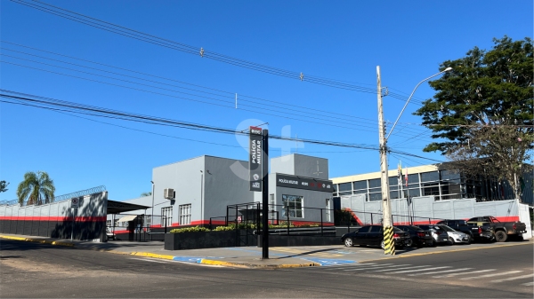 Mulher perde cartão de débito e passa a receber notificações de compras; dois são detidos pela PM