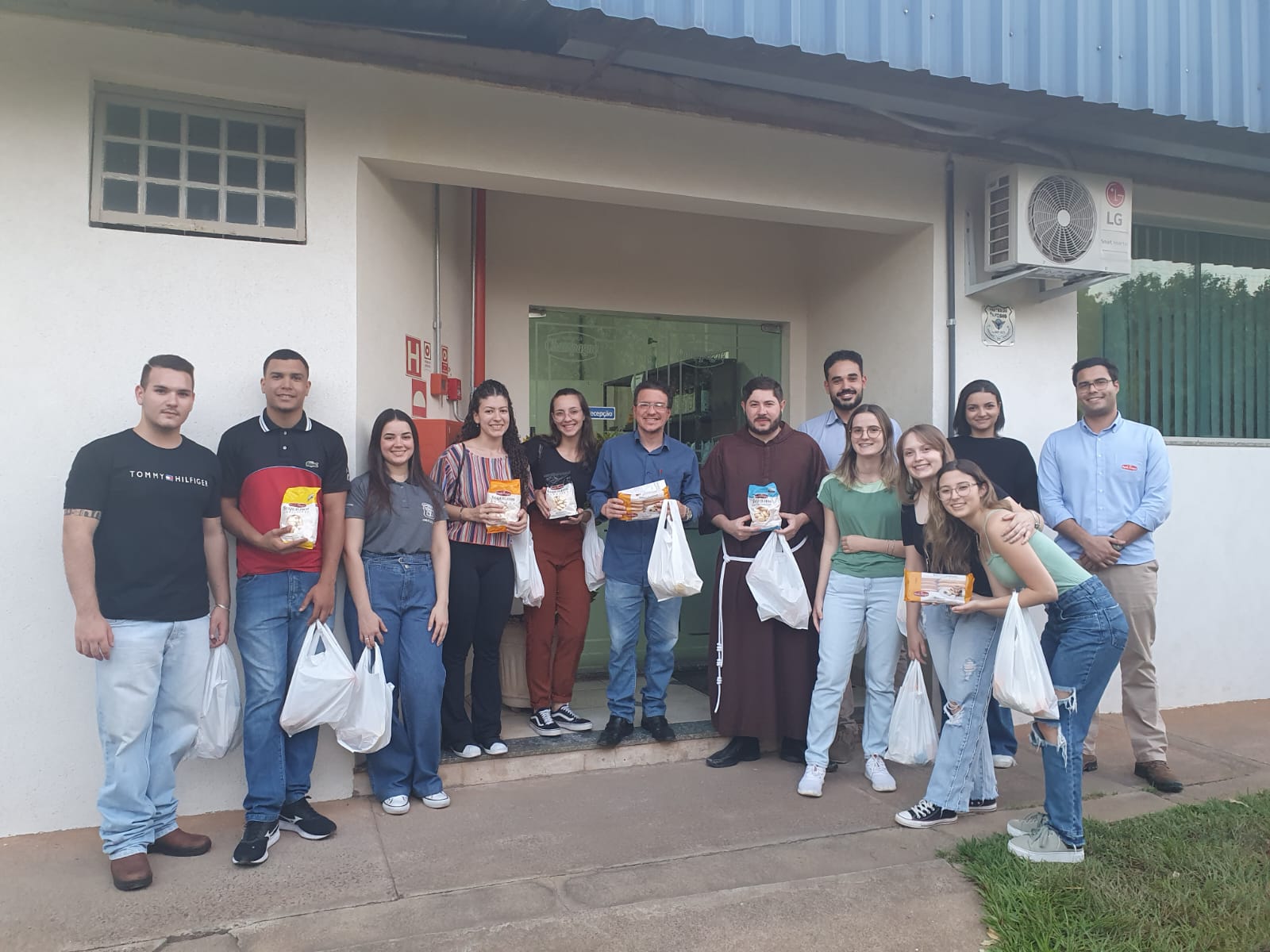 Cursos de Administração e Ciências Contábeis visitam a Fábrica de Biscoitos Porto Alegre