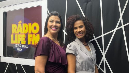 Falar em libras (lingua de sinais) não é apenas do interesse de pessoas com deficiência auditiva esse foi um dos tópicos falado no jornal do Meio Dia na sexta 13/10 da Life FM