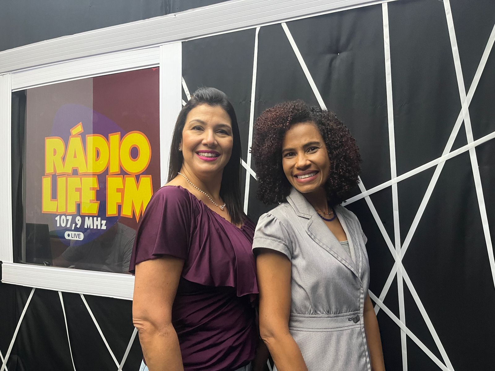 Falar em libras (lingua de sinais) não é apenas do interesse de pessoas com deficiência auditiva esse foi um dos tópicos falado no jornal do Meio Dia na sexta 13/10 da Life FM