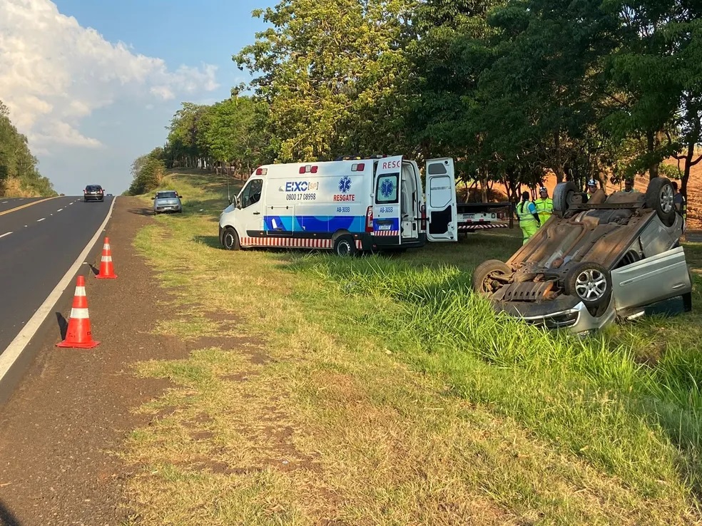 Motorista perde o controle da direção e carro capota na Rodovia Comandante João Ribeiro de Barros