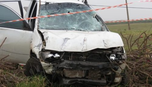 Capotamento de caminhonete deixa três pessoas feridas em estrada