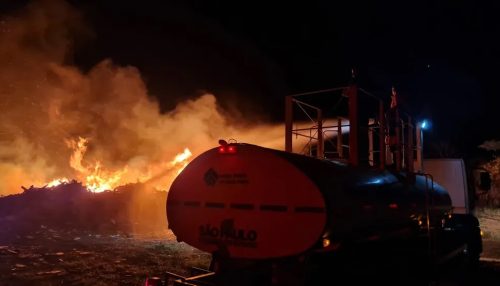 Incêndio de grandes proporções atinge pátio de empresa, em Osvaldo Cruz