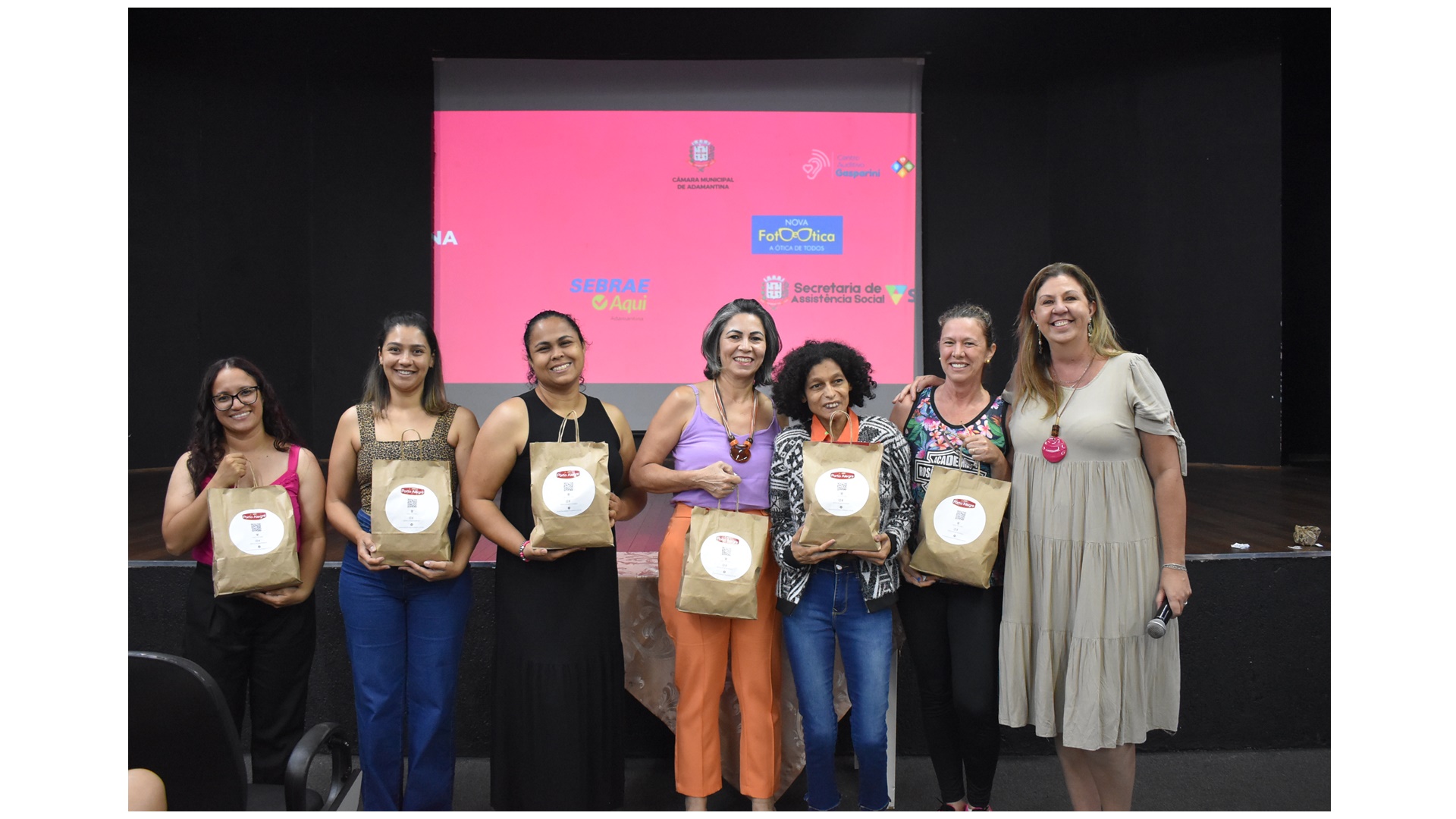 Encontro de formação para empreendedoras ensina participantes a apresentarem seus produtos para despertar atenção dos clientes
