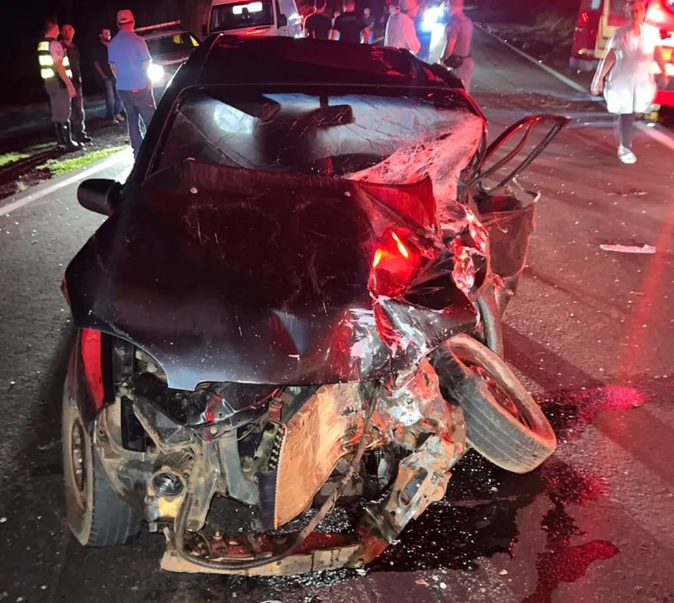Motorista morre em colisão transversal entre carro e caminhonete