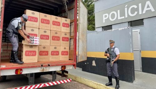 Motorista tenta fugir de fiscalização, mas acaba preso em flagrante com 75 mil maços de cigarros contrabandeados do Paraguai