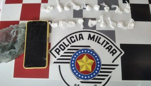 Homem foge ao ver viatura policial, mas acaba preso com porções de cocaína, em Flórida Paulista