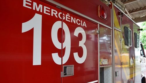 Motorista morre após carro invadir pista contrária e bater de frente com caminhão, em Parapuã