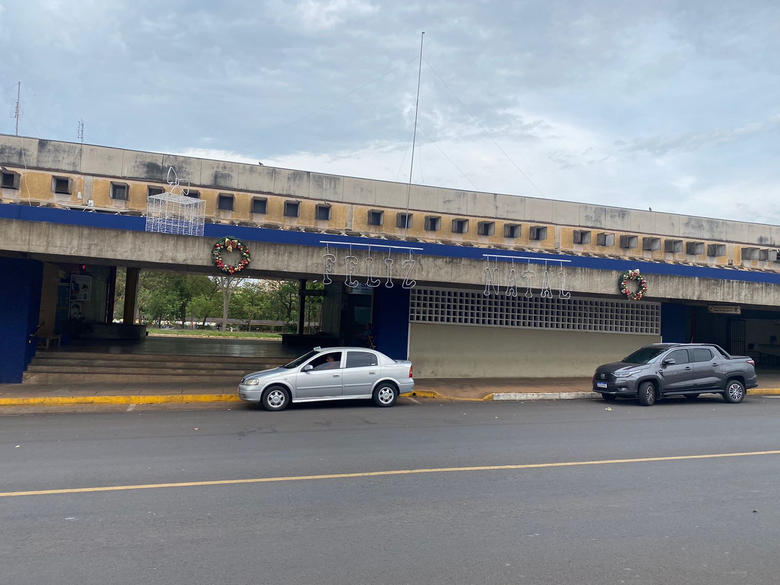 Instalação de enfeites de natal tem início em Adamantina