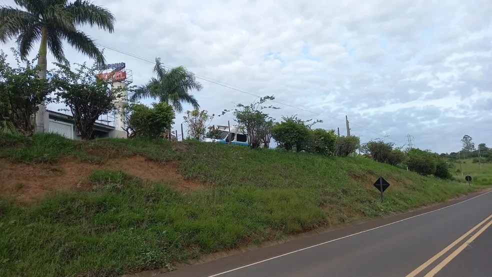 Pneu murcho de viatura oficial obriga policiais penais a pernoitar em motel à beira de estrada após transferência de preso