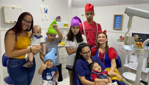 Fabiana Pacheco, odontopediatra realiza escovação divertida